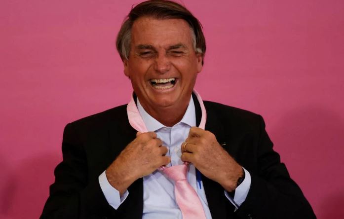Durante o evento de celebração do Dia Internacional da Mulher, o presidente Jair Bolsonaro substituiu sua gravata azul por uma rosa