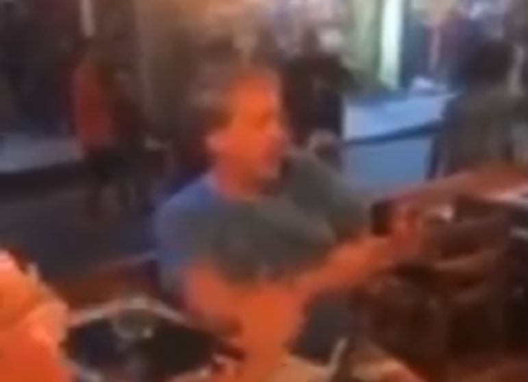 O caso aconteceu na última quinta-feira, 3, no Restaurante Varanda Mucugê, em Arraial d'Ajuda, distrito de Porto Seguro