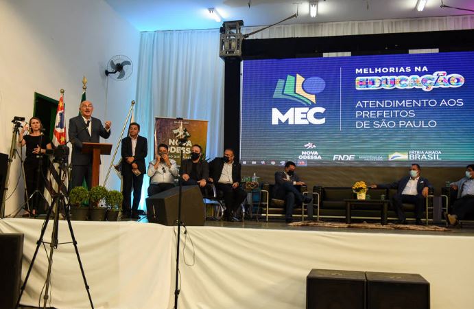 O ministro da Educação, Milton Ribeiro, discursa em Nova Odessa, interior de São Paulo, durante um atendimento a prefeitos; o pastor Arilton Moura é o primeiro da esquerda para a direita, sentado, e Gilmar Santos é o último, de camisa clara.