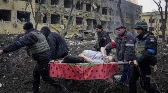 Uma mulher grávida e seu bebê morreram depois que a Rússia bombardeou a maternidade onde ela deveria dar à luz, apurou a agência Associated Press
