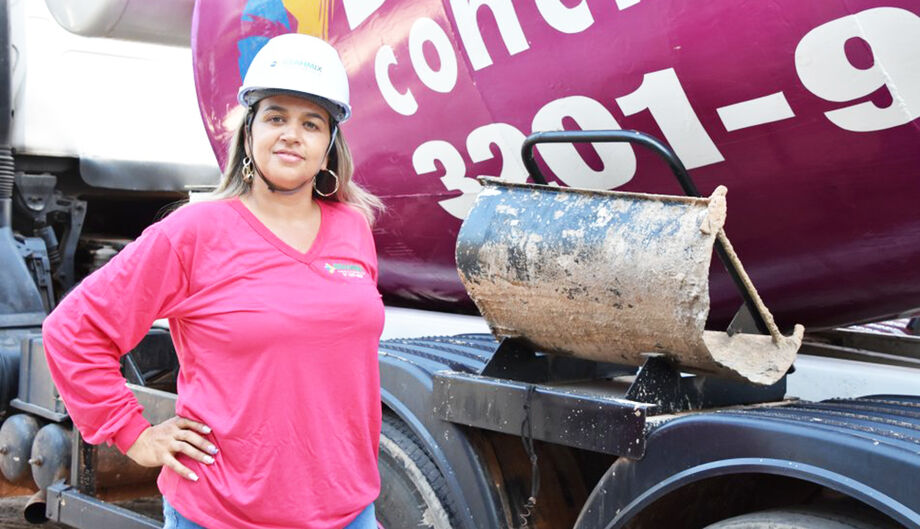 Lidiane da Silva, dirige pelas ruas de Campo Grande uma betoneira rosa-choque