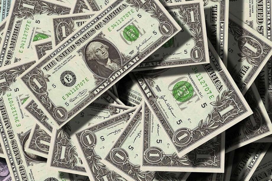 No meio da tarde, a moeda chegou até a esboçar um fechamento abaixo do piso psicológico de R$ 5,00