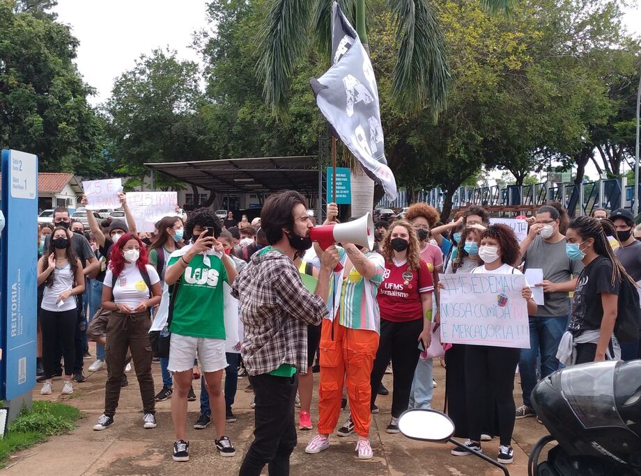 Alunos em frente a Reitoria da UFMS para pedir explicações sobre o reajuste de valores do RU.