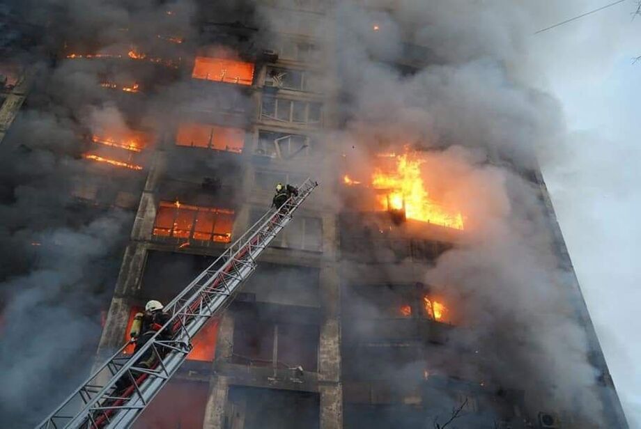 Com a cidade aparentemente fora do alcance da artilharia, a Rússia recorreu a foguetes e bombas, muitas vezes visando infraestrutura civil e bairros