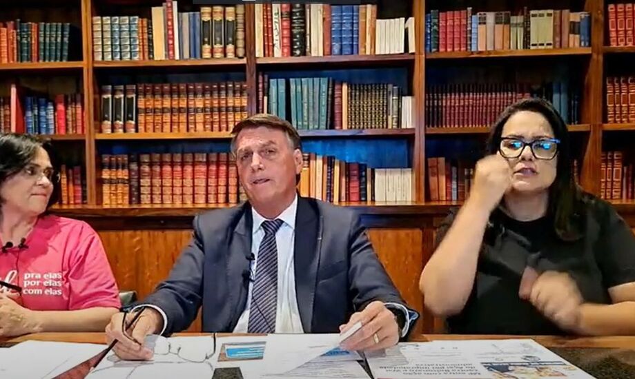 Bolsonaro durante sua live semanal nas redes sociais