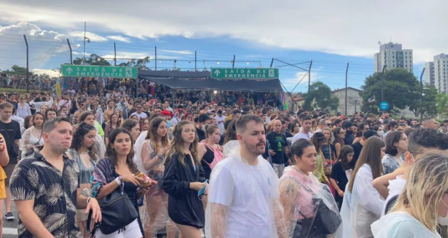 Por conta da chance de raio, a organização do evento pediu para que todos se afastassem dos palcos e de todas as estruturas metálicas do evento