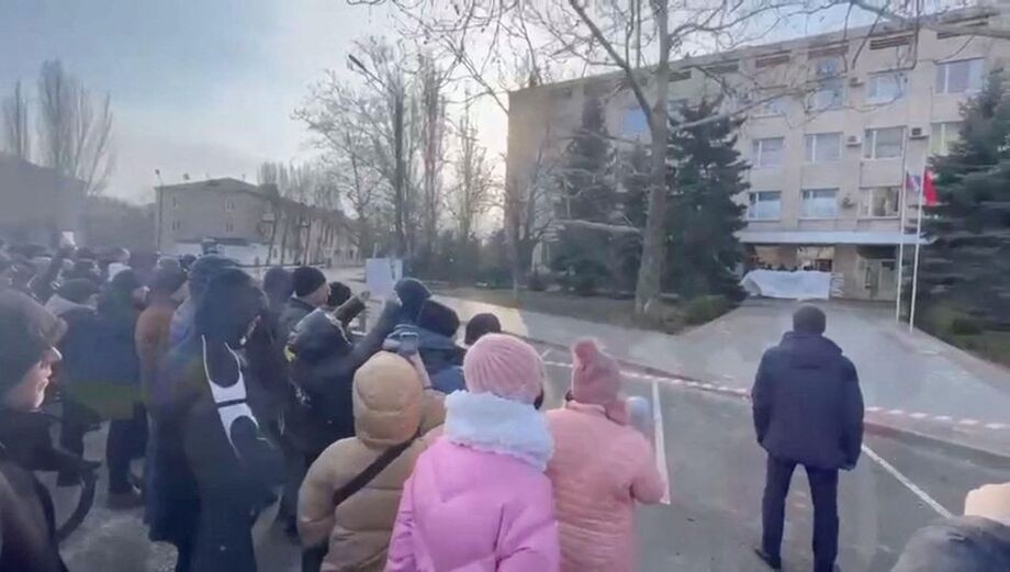 Pessoas protestam do lado de fora do prédio da administração regional de Melitopol, depois do prefeito Ivan Fedorov ter sido levado pelo exército russo.