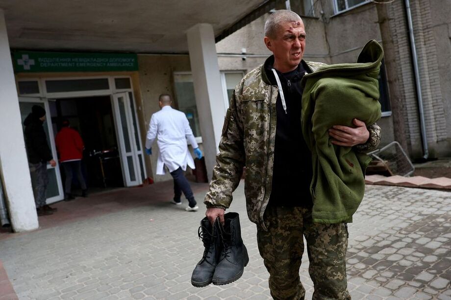 Homem ferido durante ataque russo a base militar em Yavoriv, na Ucrânia.