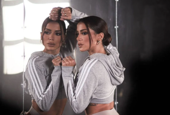 Anitta é a primeira artista brasileira a atingir essa posição.