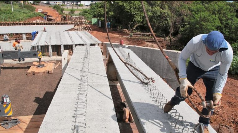 Ponte de acesso ao polo empresarial Oeste começa a ser erguida no Jardim Carioca