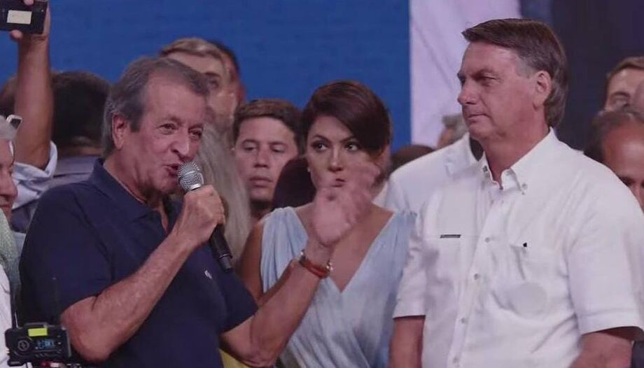 Bolsonaro esteve acompanhado pela esposa, Michele, e pelo presidente do PL, Valdemar Costa Neto, entre outras autoridades do partido e ministros do seu governo