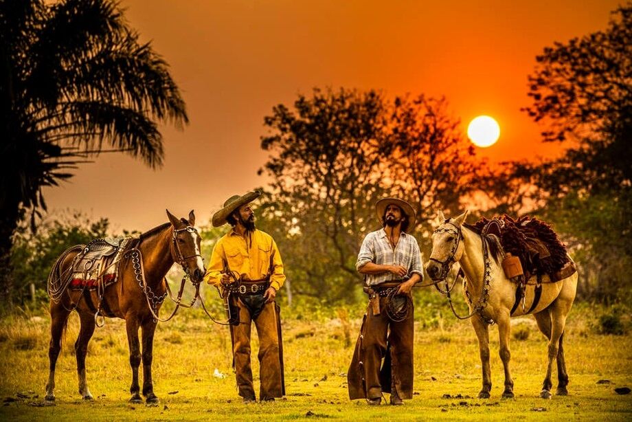Renato Goes (José Leôncio jovem) e Irandhir Santos (Joventino) em cena da primeira fase de 'Pantanal'