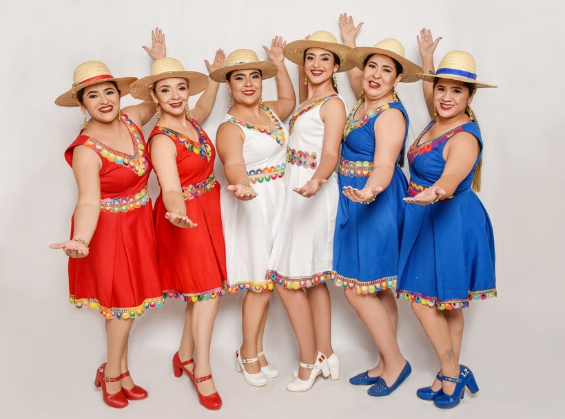 Grupo de dança e música Las Paraguayas levam as cores da bandeira e elementos como chapéu, jarros e telas nas apresentações