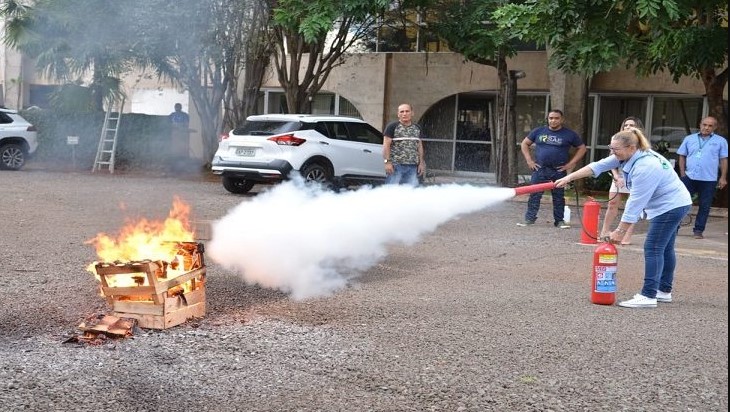 Capacitação teórica e prática ministrada por Bombeiros simulou principais situações de risco dentro da Agência
