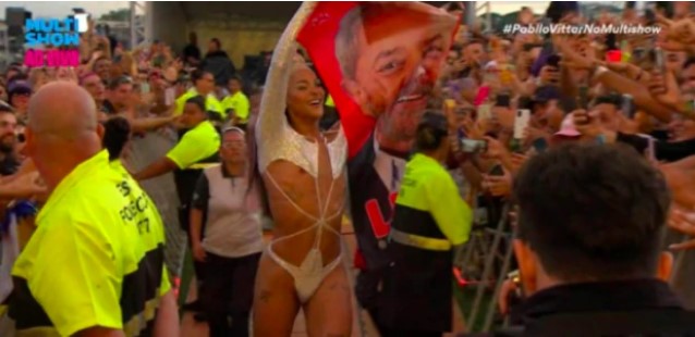 Pabllo Vittar segurou toalha com a foto de Lula ao chegar no Lollapalooza 2022 em São Paulo.