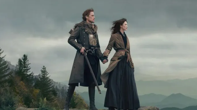 O elenco principal se mantém com Caitriona Balfe interpretando Claire Fraser, Sam Heughan como Jamie Fraser, Sophie Skelton como Brianna Randall MacKenzie e Richard Rankin como Roger MacKenzie.