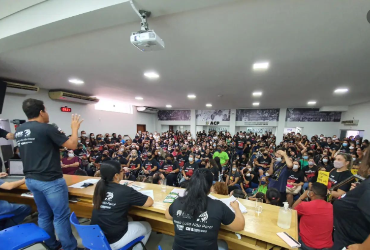 Professores durante assembleia