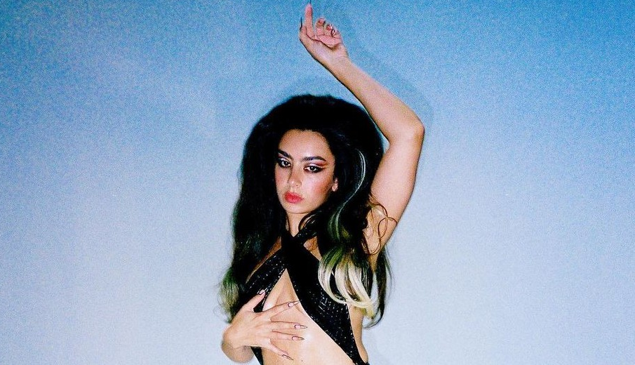 Crash foi produzido enquanto Charli passava pelo luto de sua amiga Sophie, que morreu em janeiro de 2021 em decorrência de um acidente