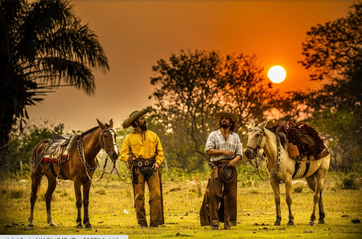 Irandhir Santos (Joventino) e Renato Góes( José Leôncio) na primeira fase da novela 'Pantanal'