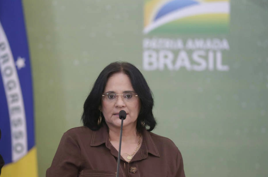 Damares avisa Bolsonaro de desistência em disputar cadeira no Senado