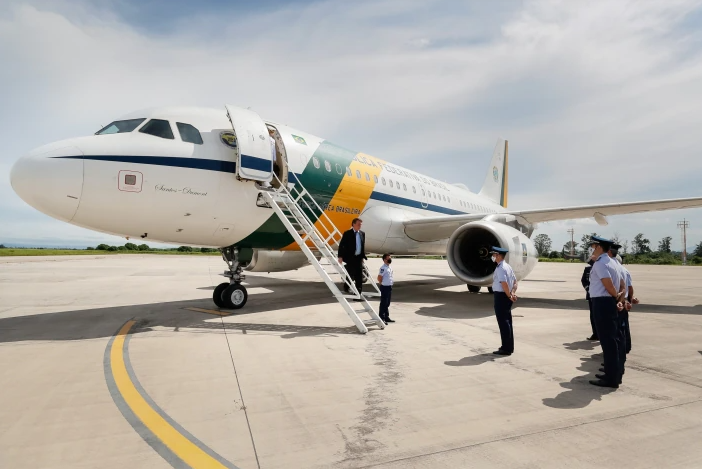 Presidente Jair Bolsonaro desce do avião presidencial.
