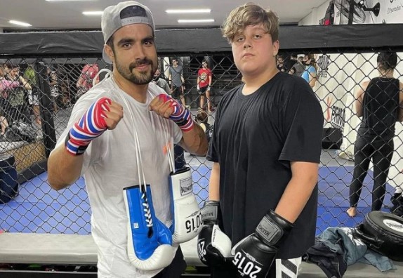 Caio Castro homenageou o irmão caçula, Enzo, em um vídeo com fotos dos dois