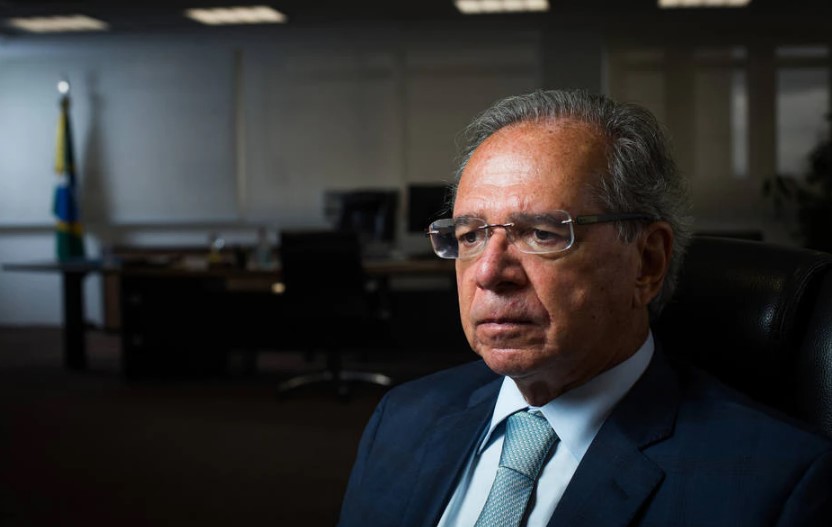 Paulo Guedes, no escritório do Ministério da Economia