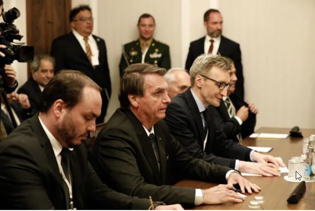 Carlos Bolsonaro participa de reunião na Rússia ao lado do pai.