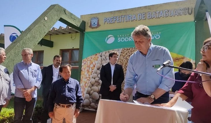 O secretário assinou um termo de concessão de incentivos fiscais para a empresa Aliança Agrícola do Cerrado, pertencente ao grupo Sodrugestvo