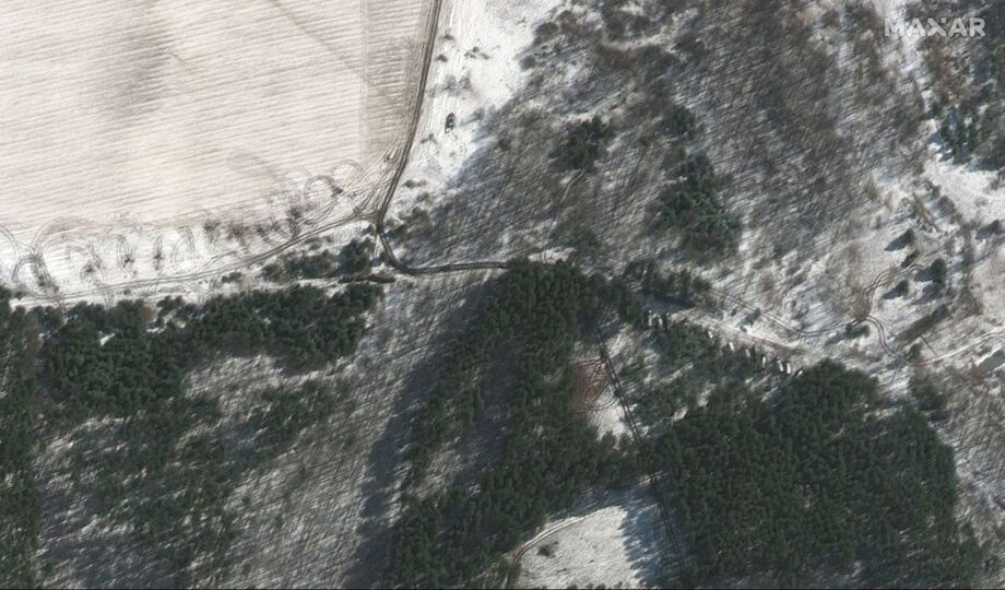 Imagem de satélite mostra tropas e blindados russos em posição de combate nos arredores do aeroporto Antonov, em Lubianka.