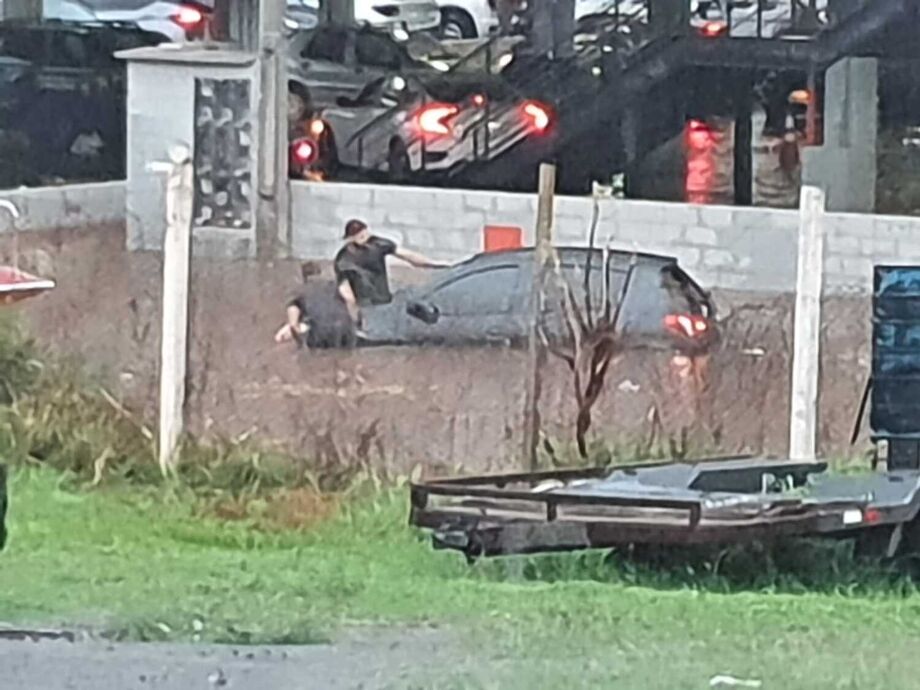 Momento em que alunos tentam tirar o carro