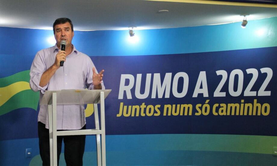 Eduardo Riedel entrega cadeira de secretário para disputar Governo do Estado