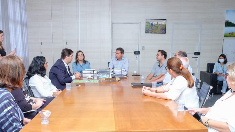 Estavam presentes o prefeito e a vice-prefeita de Campo Grande