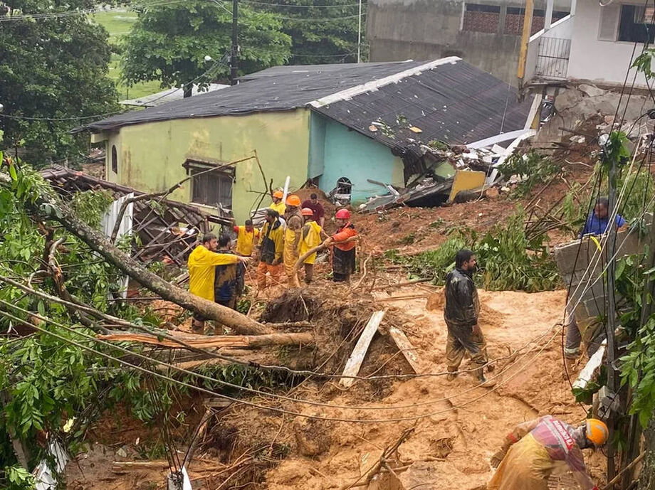 Busca por desaparecidos após deslizamento no bairro Monsuaba, em Angra dos Reis.
