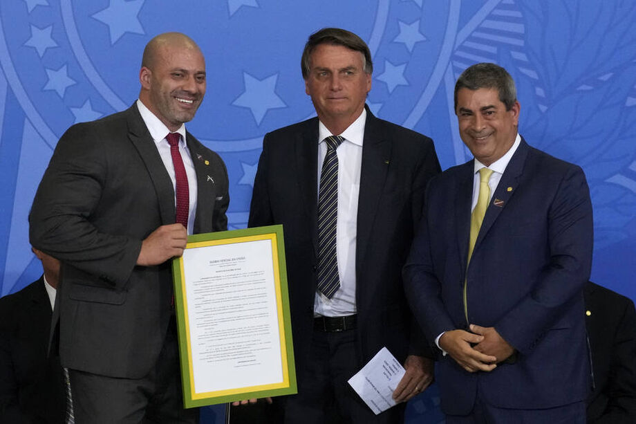 Silveira enfrenta STF, exibe perdão emoldurado e diz que pode ser candidato