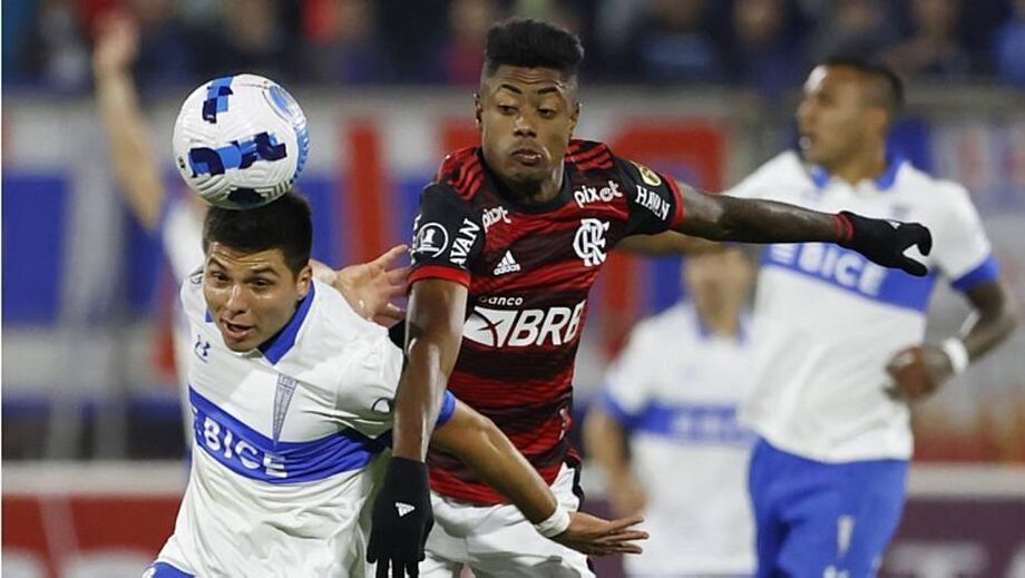 Flamengo vence Católica, encerra tabu no Chile e continua 100% na Libertadores