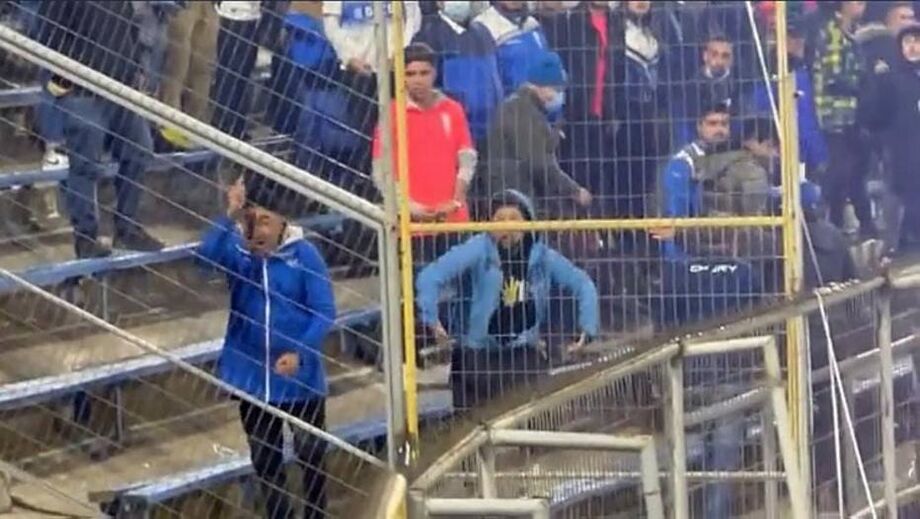Torcedor da Universidad Católica imita macaco em direção aos rubro-negros.