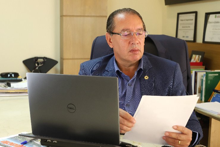 De acordo com Gerson Claro, a demanda foi encaminhada ao seu gabinete pelo diretor da escola indígena, Claudenir Soares de Carvalho