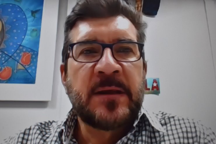 Peço um reforço do policiamento, comerciantes desanimados, pessoas em residência, fazendo um apelo ao secretário para que o seja feito uma melhor distribuição das viaturas que fazem rondas nos bairros dessa cidade