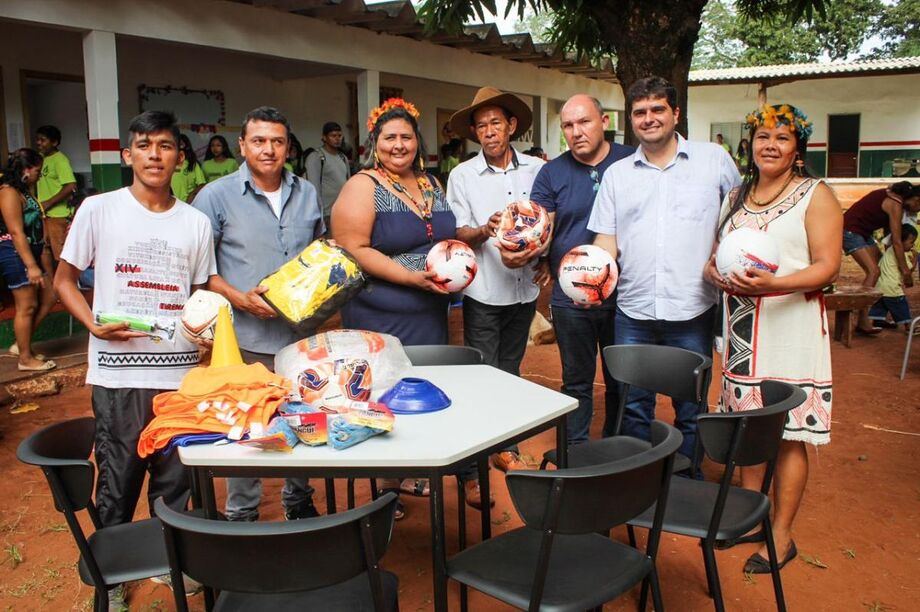 O prefeito Valdir Junior esteve presente para fazer as entregas
