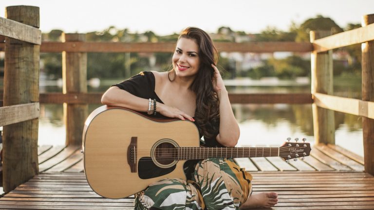 a cantora e compositora Ana Flávia será a responsável por conduzir a trilha sonora. O show começa às 19h30 e vai até as 21h