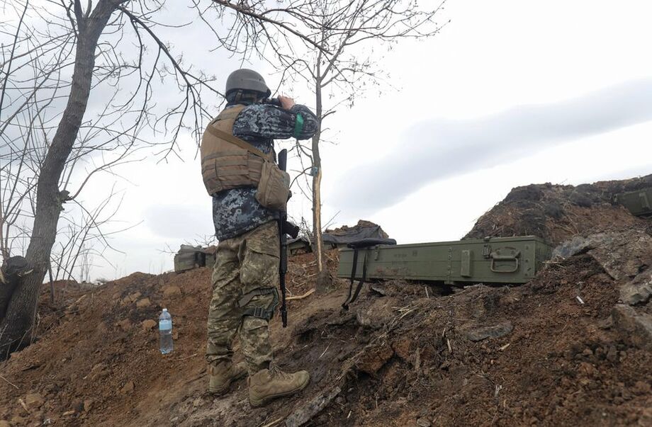 Um militar ucraniano toma posição numa zona entre as áreas de Luhansk e Donetsk, em 18 de Abril de 2022, em meio ao aumento da atividade militar russa em Donbas