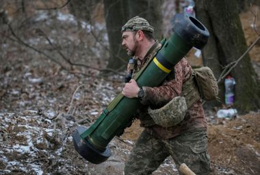 Soldado ucraniano segura um míssil Javelin em Kiev em 13 de março.