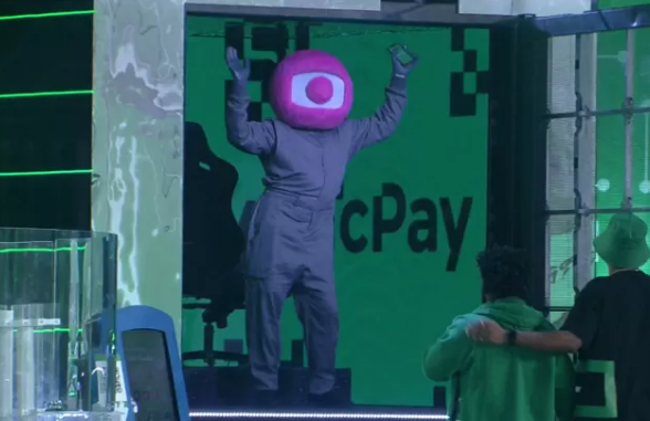 Boninho fantasiado durante a festa