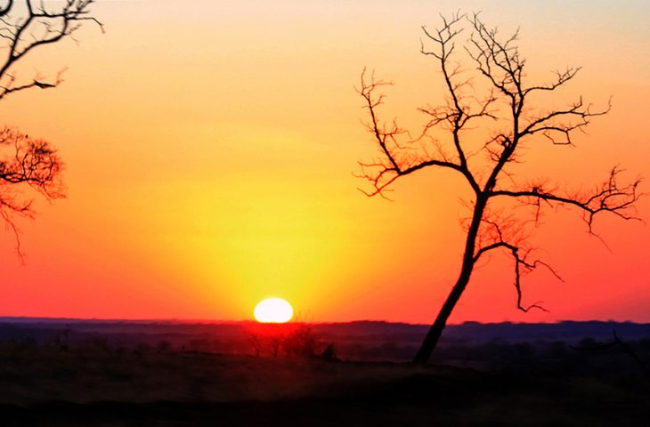 Tempo estável com sol e poucas chuvas