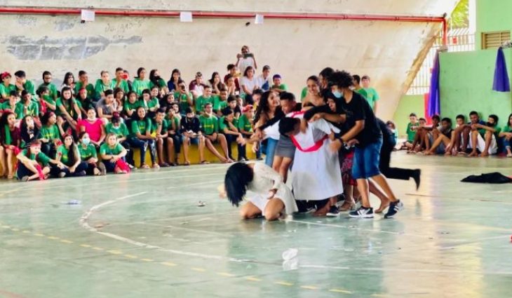 Gincana solidária de Páscoa foi uma ação constituída pelos estudantes, que coletaram doações de alimentos não perecíveis, roupas e calçados.