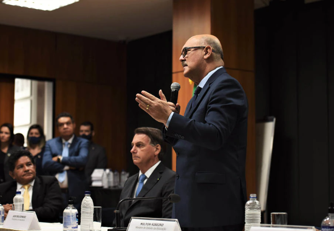 Os pastores Gilmar Santos (à esquerda) e Arilton Moura (ao fundo) participaram de um anúncio do MEC sobre as principais ações da pasta para 2021, com o presidente Jair Bolsonaro e o ministro da Educação, Milton Ribeiro.