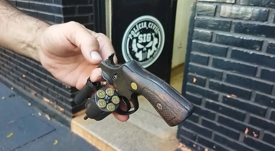 Arma apreendida com o criminoso