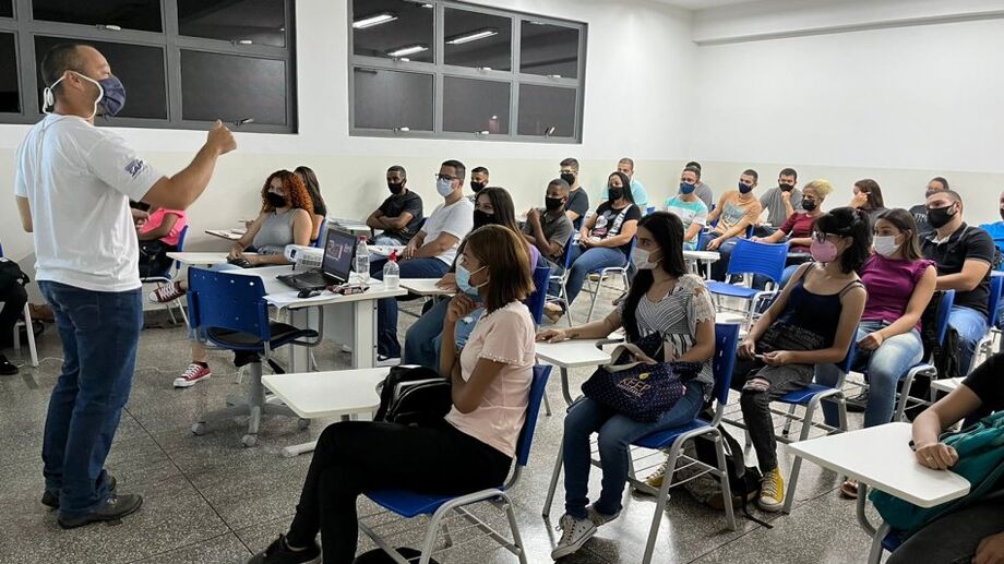 Além de porta de entrada para o mercado de trabalho, a qualificação profissional pode representar melhores salários para quem já atua na área