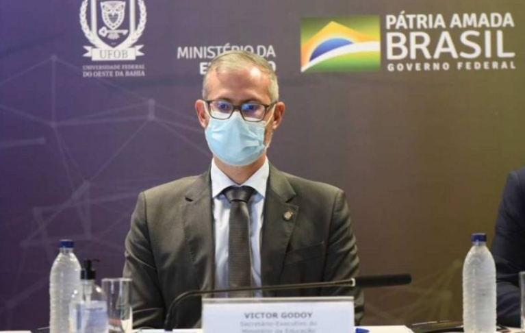 Victor Godoy não possui nenhuma especialização na área de educação